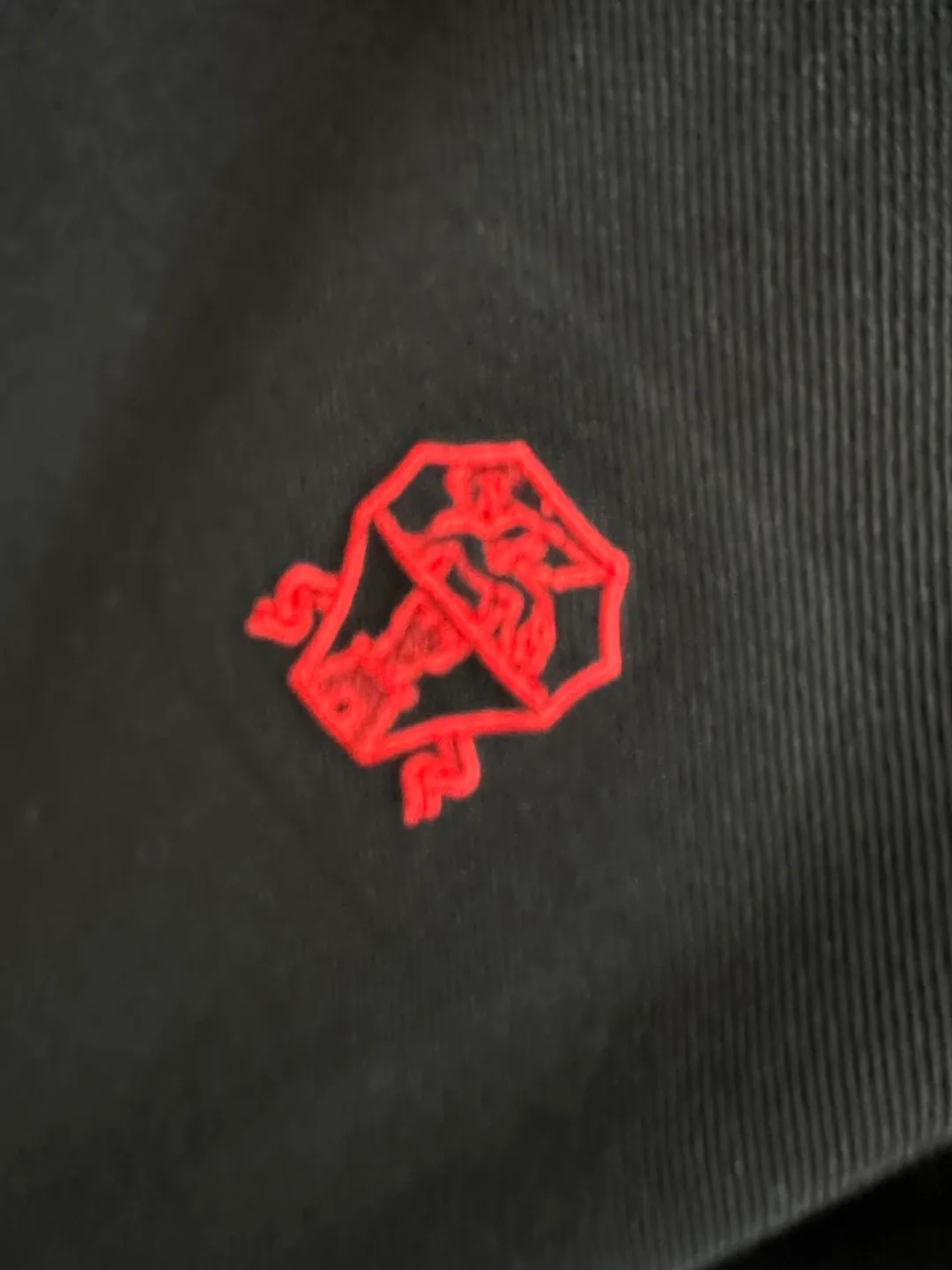 Available at the official New Arrival counter at the same time, men's lapel short-sleeved POLO shirts, Premium mainline Series, imported piqué mercerized cotton fabric, with first-class texture, excellent skin-friendliness, silky and delicate touch, fashionable three-button placket design, small lapels, fashionable and age-reducing, and the upper body is full of Italian accent, full of style. Sizes: M—3XL
